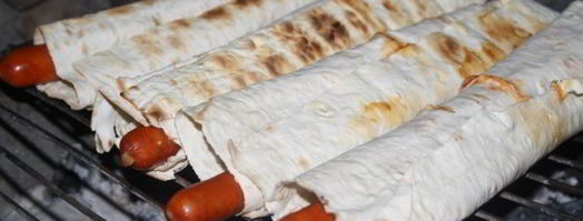 хотдоги с венгерскими колбасками в лаваше на мангале. Шаг 7