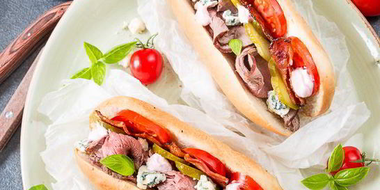 Неправильный хот-дог с ростбифом