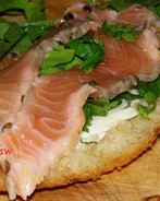 Маринованная семга с лимонным соком, кориандром и перцем