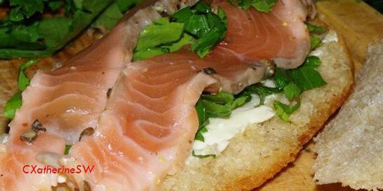 Маринованная семга с лимонным соком, кориандром и перцем