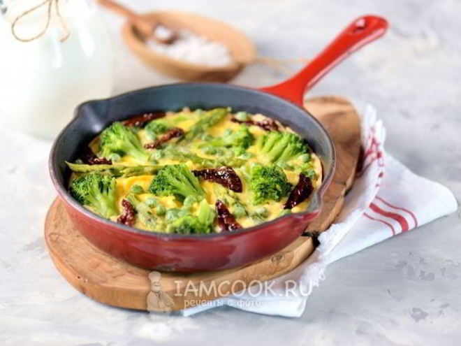 Рецепт фриттаты с брокколи, спаржей и вялеными томатами