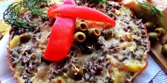 Фриттата с картофелем, чечевицей и оливками