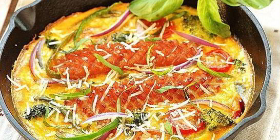 Фриттата с сосисками и овощами