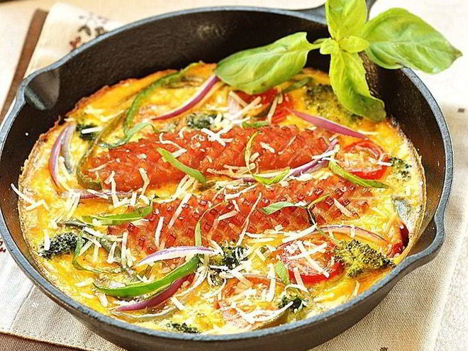 Рецепт фриттаты с сосисками и овощами