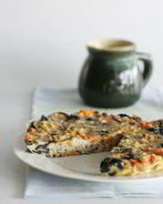 Оливковая фриттата со сладким картофелем и красным луком