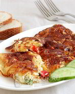 Омлет с помидорами, сыром и зеленью