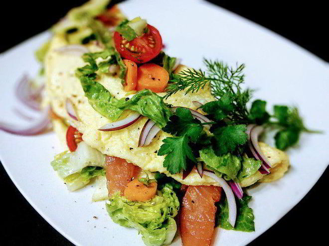 Рецепт омлета с салатом и копченым лососем