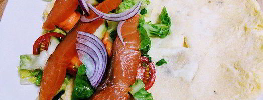 омлет с салатом и копченым лососем. Шаг 4