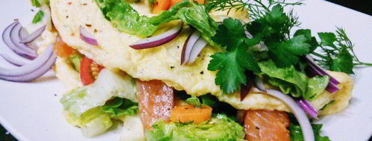 омлет с салатом и копченым лососем. Шаг 5