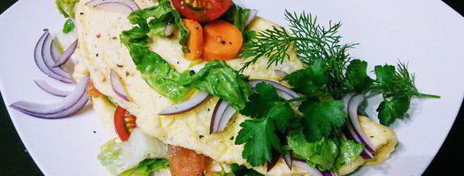 омлет с салатом и копченым лососем. Шаг 6