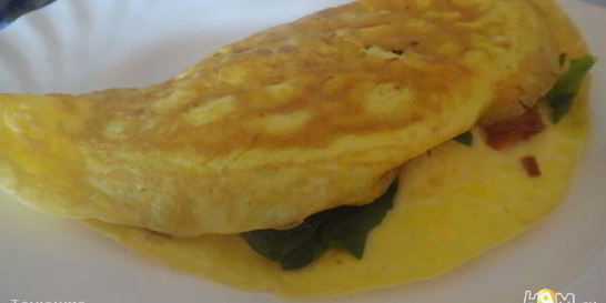 Омлет со шпинатом и беконом