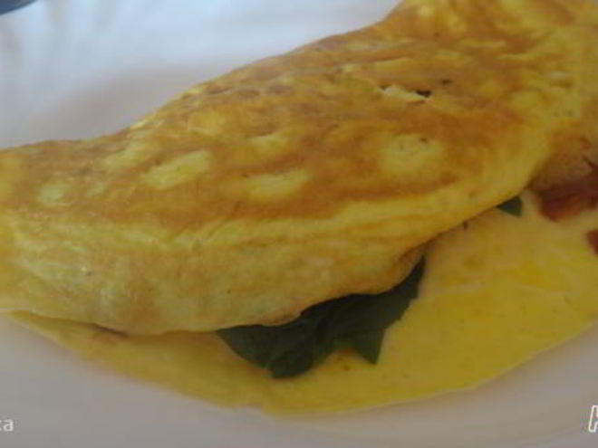 Рецепт омлета со шпинатом и беконом