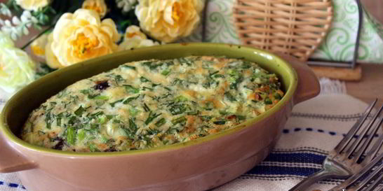 Зеленый омлет с брокколи, шампиньонами и кускусом