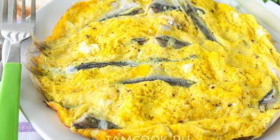 Жареная мойва в омлете