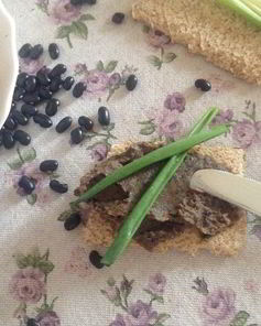 Паштет из черной фасоли с вешенками