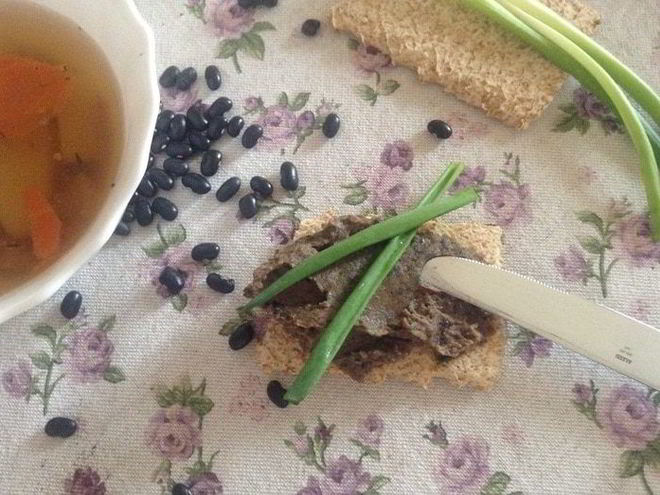 Рецепт паштета из черной фасоли с вешенками