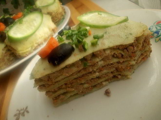 Рецепт блинного тортика с печенью и шпинатом