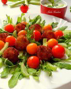 Поджаренная мини-моцарелла с овощами, руколой и натуральным йогуртом с мятой