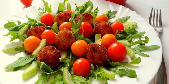 Поджаренная мини-моцарелла с овощами, руколой и натуральным йогуртом с мятой