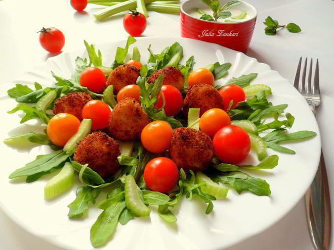 Рецепт поджаренной мини-моцареллы с овощами, руколой и натуральным йогуртом с мятой