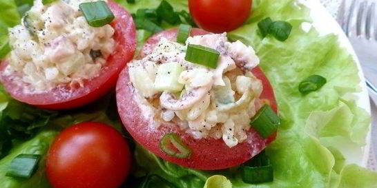 Помидоры, фаршированные рисом и осьминогами