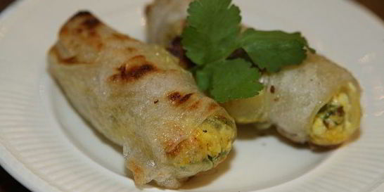 Домашние спринг-роллы с творогом, тмином и карри