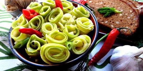 Маринованные роллы из молодых кабачков