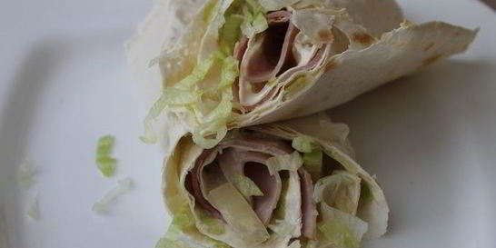 Нежные роллы с ананасами и ветчиной