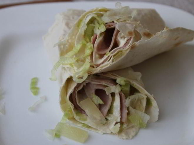 Рецепт нежных роллов с ананасами и ветчиной