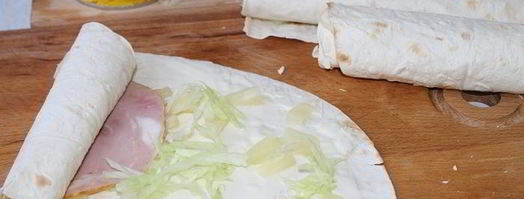 нежные роллы с ананасами и ветчиной. Шаг 4