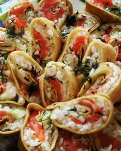 Роллы из блинов со сливочным сыром, семгой и авокадо