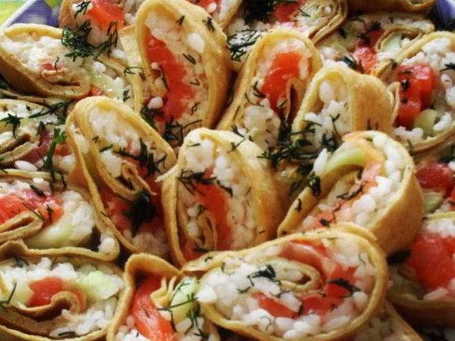 Рецепт роллов из блинов со сливочным сыром, семгой и авокадо