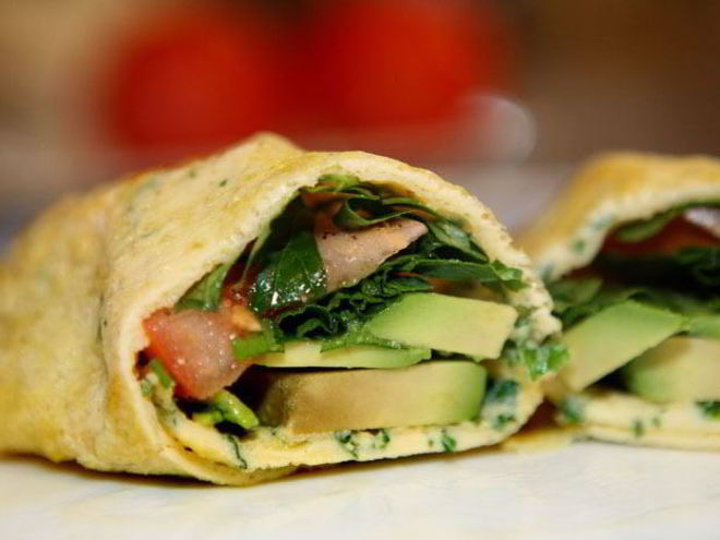 Рецепт роллов из омлета с авокадо, помидорами и зеленью