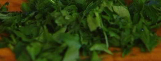 роллы из омлета с авокадо, помидорами и зеленью. Шаг 3