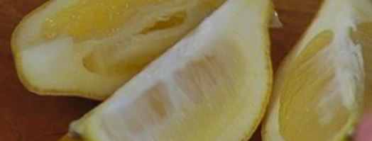 роллы из омлета с авокадо, помидорами и зеленью. Шаг 4