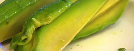 роллы из омлета с авокадо, помидорами и зеленью. Шаг 5