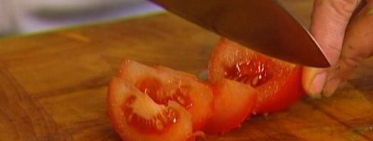 роллы из омлета с авокадо, помидорами и зеленью. Шаг 6