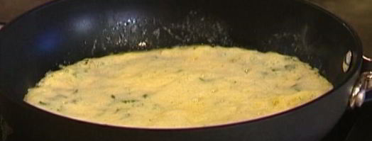 роллы из омлета с авокадо, помидорами и зеленью. Шаг 7