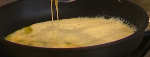 роллы из омлета с авокадо, помидорами и зеленью. Шаг 8