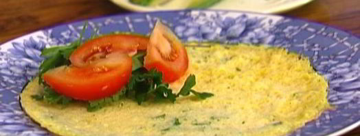 роллы из омлета с авокадо, помидорами и зеленью. Шаг 9