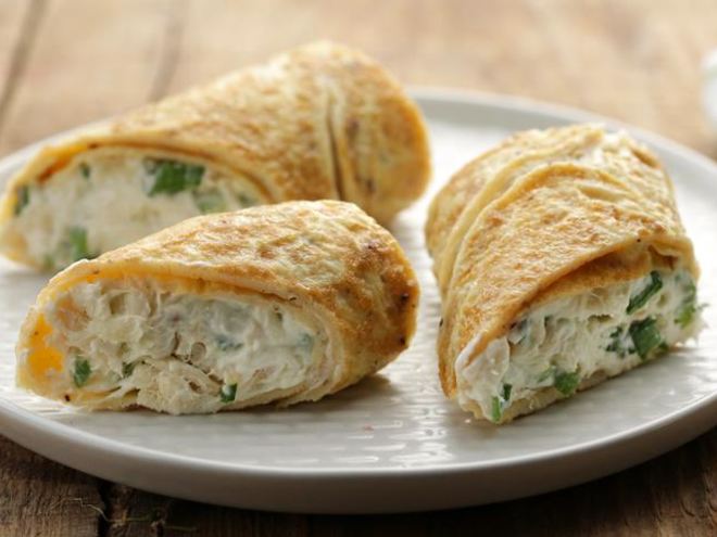 Рецепт роллов из омлета с омулем горячего копчения