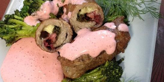 Роллы из телятины с клубничным соусом