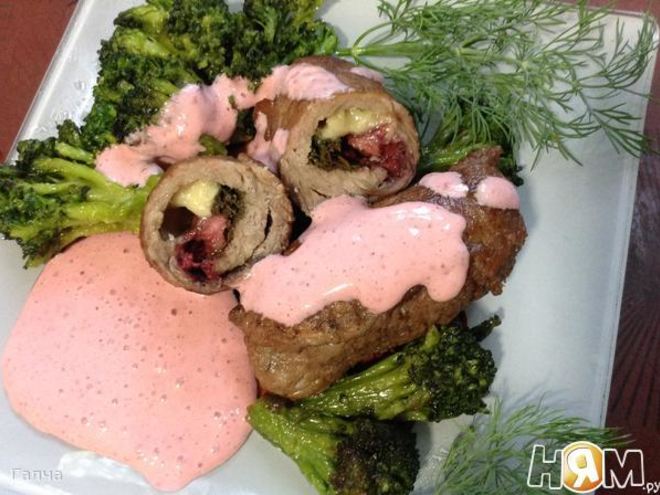 Рецепт роллов из телятины с клубничным соусом