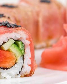 Роллы из тунца, перца, авокадо и огурца