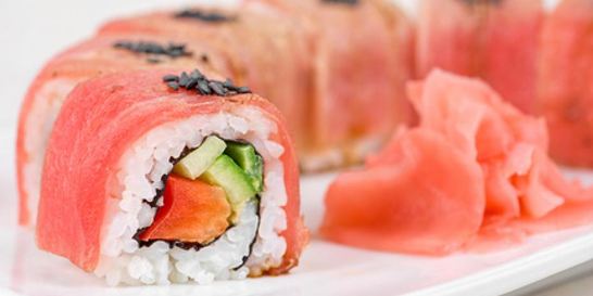 Роллы из тунца, перца, авокадо и огурца