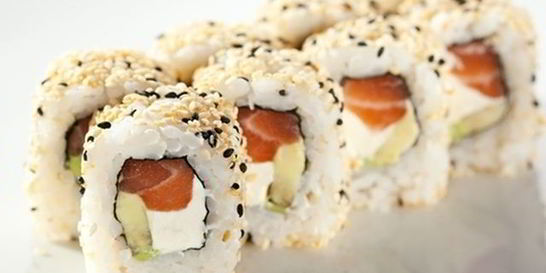 Роллы с авокадо и лососем