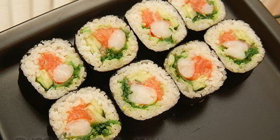 Роллы с креветками, чукой и лососем