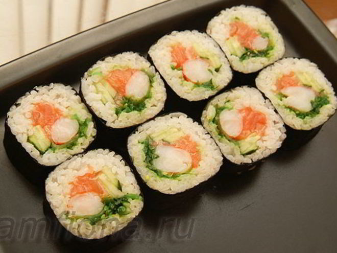Рецепт роллов с креветками, чукой и лососем