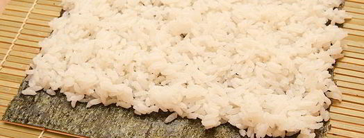 роллы с креветками, чукой и лососем. Шаг 3