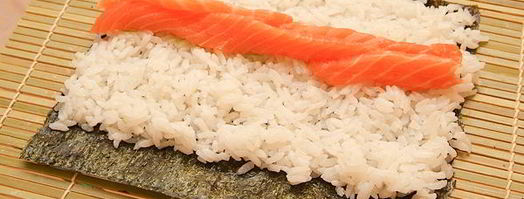 роллы с креветками, чукой и лососем. Шаг 4